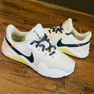 Nike Legend essential women size 7
